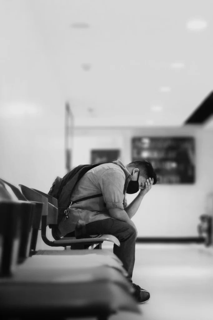 اضطراب اجتماعی در کشور جدید — چرا به وجود می‌آید و چطور بفهمیم طبیعی است یا نه